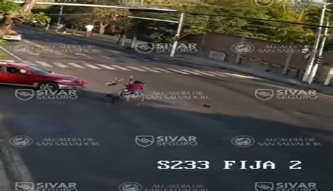 Cámaras Captan A Motociclista Que Se Cruzó El Semáforo En Rojo Y Fue