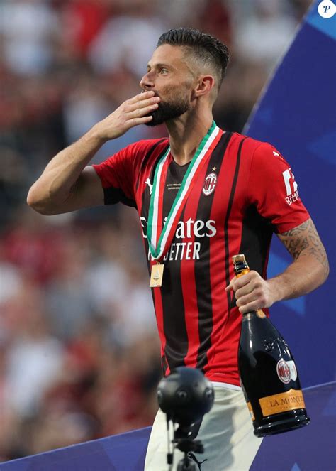 Olivier Giroud Lac Milan Sacré Champion Ditalie Lors De La Dernière