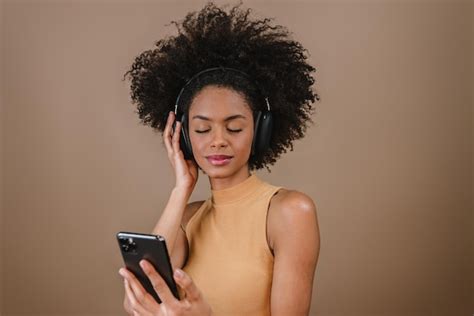 Hermosa Chica Latina Usando Su Tel Fono M Vil Foto Premium