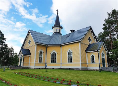 Keltainen kirkko avoinna yleisölle Petäjäveden Vanha Kirkko