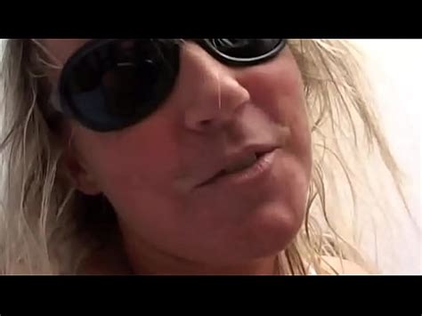 Milf Bionda Si Masturba Con Un Cazzo Finto Ma Lui D Il Suo Ditalino Xnxx