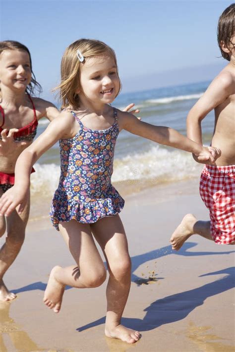 Enfants Courant Le Long De La Plage Image Stock Image Du Gens Sable