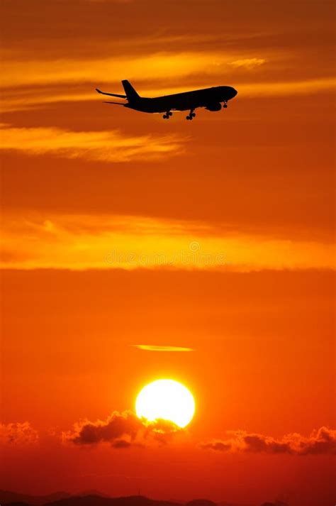 Vliegtuig Bij Zonsonderganghemel Op Zon In De Lucht Met Ruimte Voor