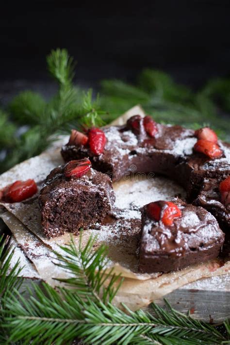 Chokladkaka Som Dekoreras Med Jordgubbar Arkivfoto Bild av för kaka