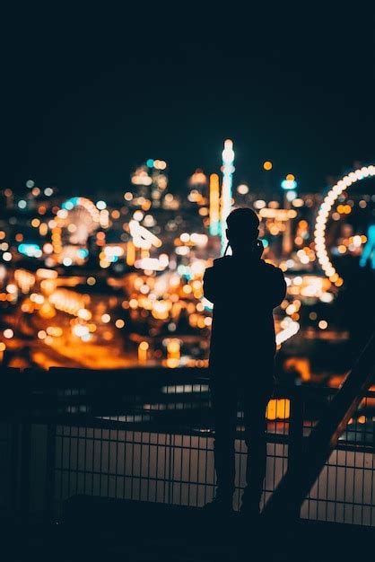 Vista Trasera De La Silueta Del Hombre De Pie Contra La Ciudad