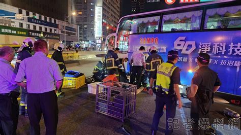 台北車站前國光客運右轉碰撞行人 七旬男遭壓車底獲救送醫 疑內輪差釀禍