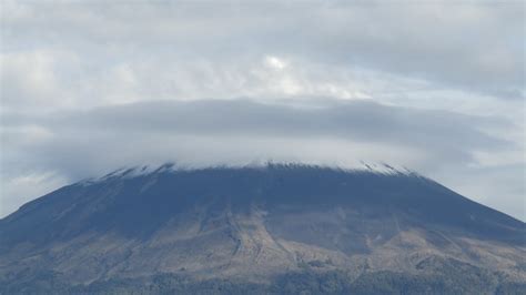 Nubes Lenticulares En El Volc N Popocat Petl E Iztacc Huatl De Junio