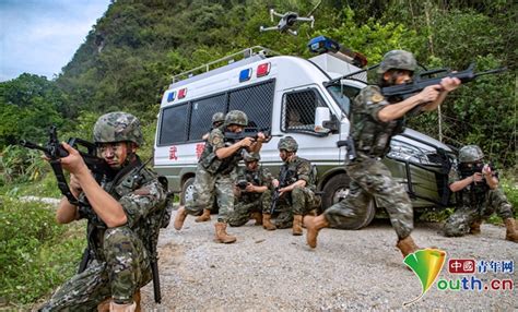 山林砺剑！直击广西武警官兵山地反恐演练 爱国主义 中国青年网