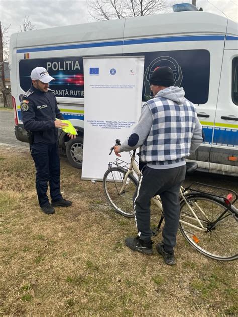 Bicicli Tii I C Ru A Ii Au Primit Veste Reflectorizante De La