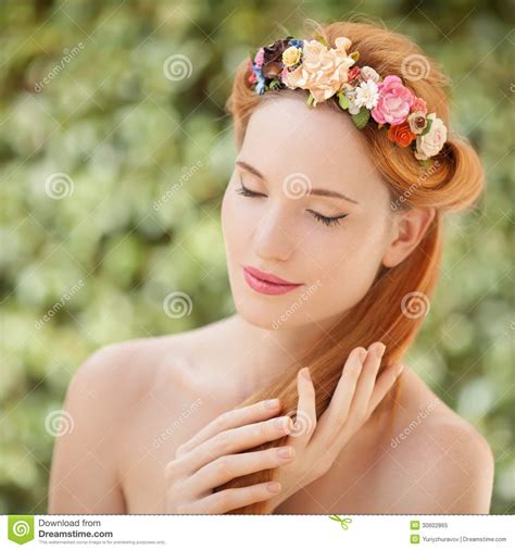 La Mujer Joven Hermosa Con Las Flores Enrruella En Pelo Imagen De