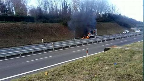 Furgone Distrutto Da Un Incendio Sull Autostrada A Milano Lunghe Code