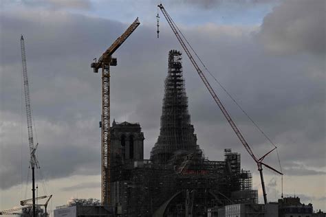 La Croix De Notre Dame De Paris Pos E Au Sommet De Sa Fl Che Charente