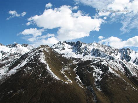 无人横图俯视航拍室外白天旅游度假石头美景山山脉峡谷雪雪山大雪中国亚洲阴影光线纹路石子纹理影子冰