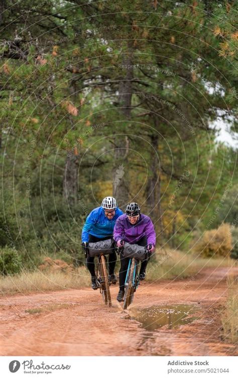 Frau Mit Helm Und Sportbrille Im Wald Ein Lizenzfreies Stock Foto Von