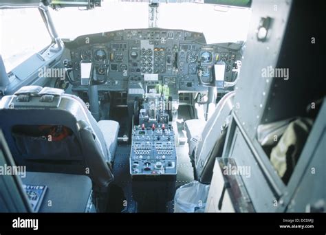 737 cockpit interior hi-res stock photography and images - Alamy