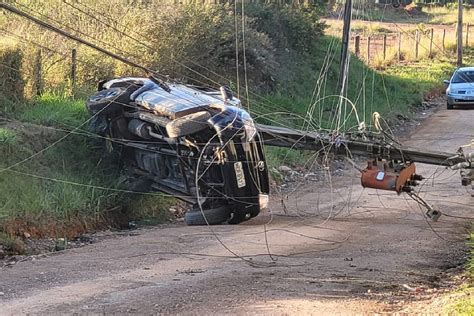 Mulher Em Caminhonete Bate E Derruba Poste De Energia Em Sjp Massa News