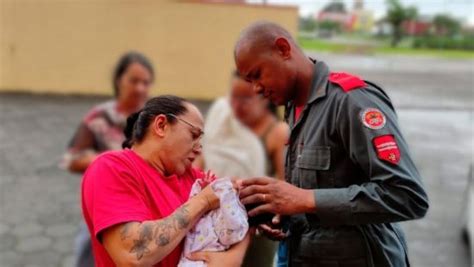 PM salva a vida de bebê de 14 dias após engasgo leite materno no