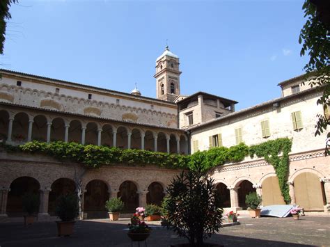 Chiostro Della Basilica Di San Nicola Da Tolentino Tolentino Tolentino