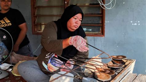 Tampak Mudah Namun Perlu Cekap Ketika Membuat Kuih Kapit Secara