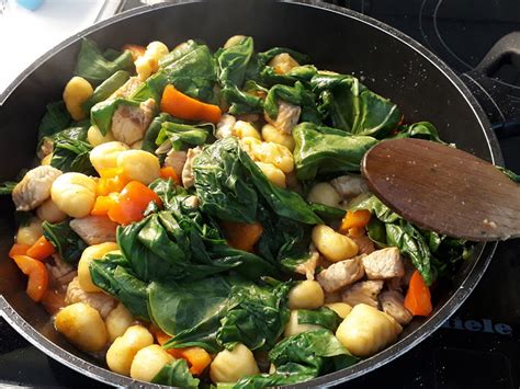 Gnocchi Pfanne mit Mangold und Putenschnitzel von Käsespion Chefkoch