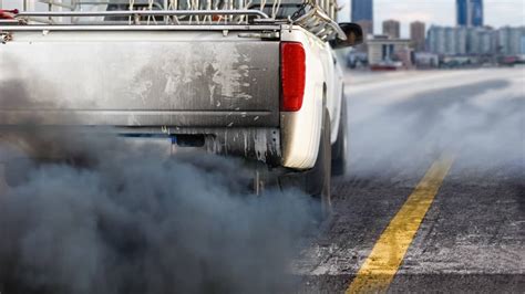 Fum E Blanche Noire Ou Bleue Sur Ma Voiture Causes Et Solutions