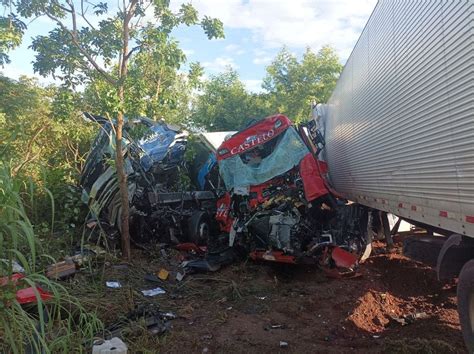 Motoristas Ficam Presos S Ferragens Ap S Grave Acidente Entre Dois