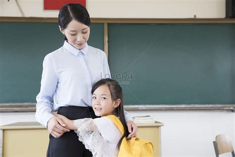 Teacher And Student Hug Picture And HD Photos | Free Download On Lovepik