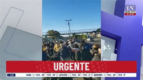 Manifestantes Que Reclaman Tierras Cortan El Tránsito A Metros Del