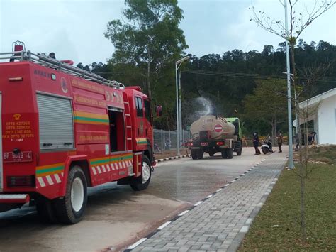 Giat Rutin Damkar Penyemprotan Disinfektan Di Lokasi Kel Sijantung Kec