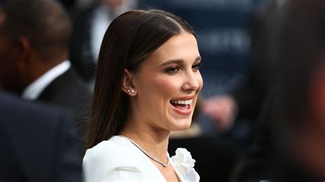 Millie Bobby Brown Reinventa Su Estilo Nupcial Con Un Minivestido En Su