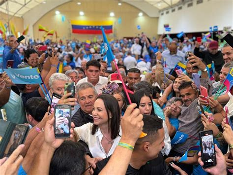 Líderes Sindicales y Laborales junto a trabajadores de base de Caroni