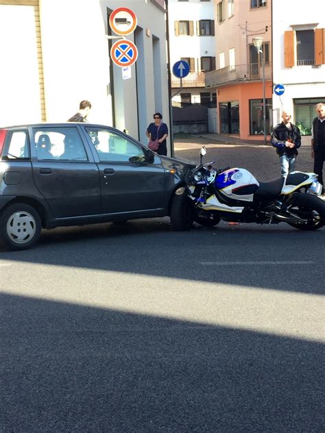 Auto Contro Moto Incidente Semi Frontale A Tarcento