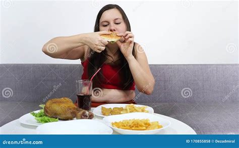 Una Chica Guapa Y Gruesa Sentada En El Sof Comiendo Comida R Pida