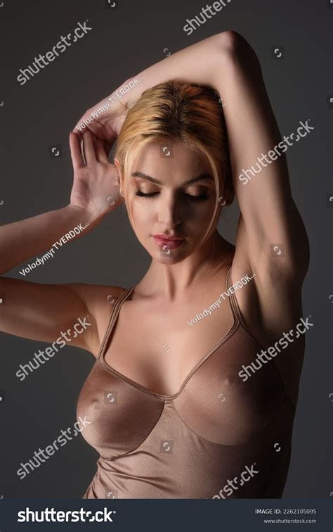 204 887 Sexy nude model Görseli Stok Fotoğraflar ve Vektörler