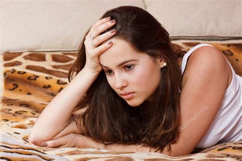 Triste Menina Adolescente Deitada Na Cama Stock Photo