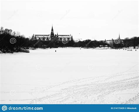 Captura Em Tons De Cinza Do Lago De Djurgardsbrunnsviken Congelado E Do