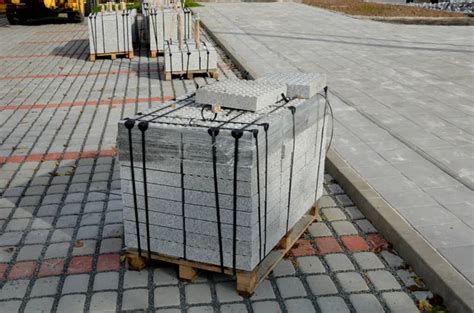 Тротуарная плитка под парковку автомобиля: толщина, технология укладки