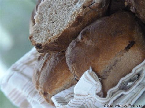 Petits pains à la farine de châtaigne et aux dés de figues sèches Une