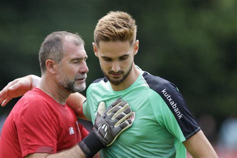 Portero Jokin Ezkieta Para Un Penalti Con El Bilbao Athletic