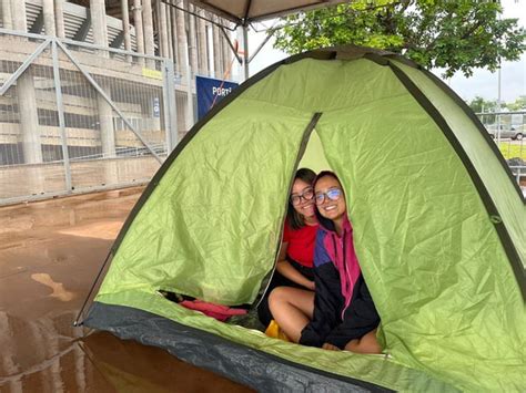 Na Chuva F S Acampam Para Show De Bruno Mars Em Bras Lia Metr Poles