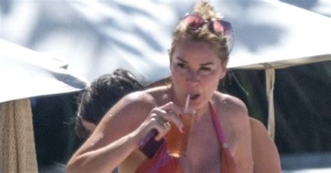 Promienna Letnia Gwiazda Telewizji Zachwyca W Kolorowym Bikini