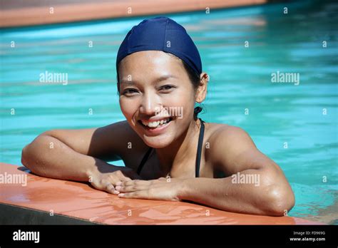 Young woman bikini swimming cap Fotos und Bildmaterial in hoher Auflösung Alamy