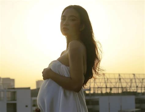 Hot girl Gia Đình Là Số 1 từng nhiều lần từ chối đại gia giờ khoe bụng bầu vượt mặt với bạn