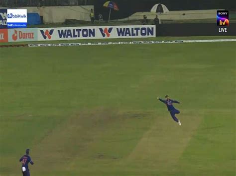 Watch Video Virat Kohli Takes One Handed Stunner To Pack Shakib Al