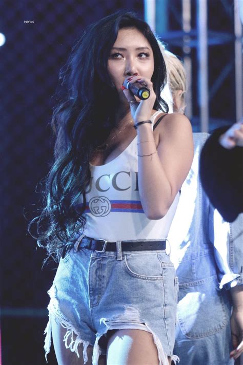 Bỗng hot vì diện đồ hiệu khoe body quá nảy nở nữ idol sinh năm 1995 không may lộ hàng trên