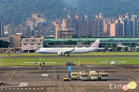 【親子景點】松山機場觀景台，可以近距離看飛機起降、地面作業、但拍照不太好拍 巷子裡的生活