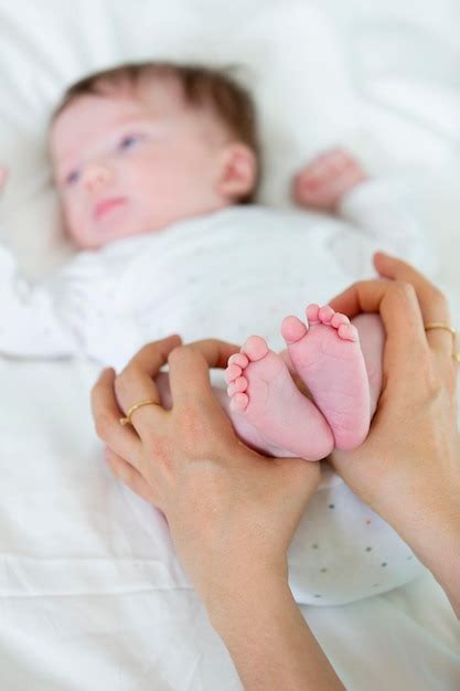 Manos Cortadas De La Madre Sosteniendo Las Piernas De La Hija En La