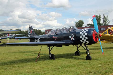 Private Yak Ly Ijr Flugplatz Bienenfarm Flugzeug Bild De