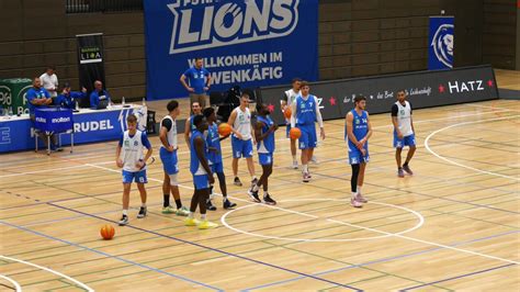 Karlsruher Profi Basketballer PSK LIONS das Karlsruher Löwenrudel