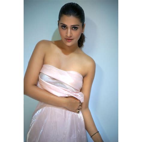 படககயல கணடபட உரணட நடக படடவகக கவயம லககள Actress Payal Rajput Hot
